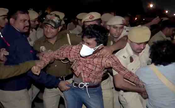 सांस लेना मुझे मार रहा... प्रदूषण के खिलाफ फूटा दिल्ली का गुस्सा, इंडिया गेट पर बच्चों-बुज़ुर्गों का प्रदर्शन