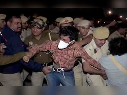 सांस लेना मुझे मार रहा... प्रदूषण के खिलाफ फूटा दिल्ली का गुस्सा, इंडिया गेट पर बच्चों-बुज़ुर्गों का प्रदर्शन