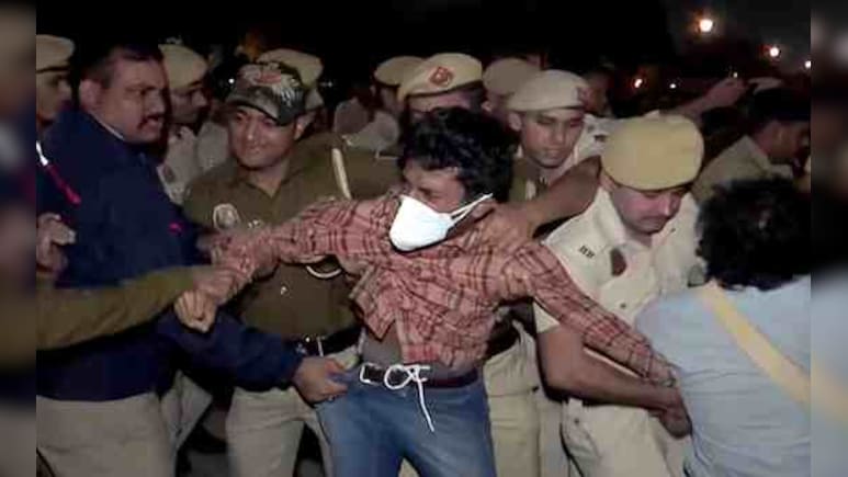 सांस लेना मुझे मार रहा... प्रदूषण के खिलाफ फूटा दिल्ली का गुस्सा, इंडिया गेट पर बच्चों-बुज़ुर्गों का प्रदर्शन