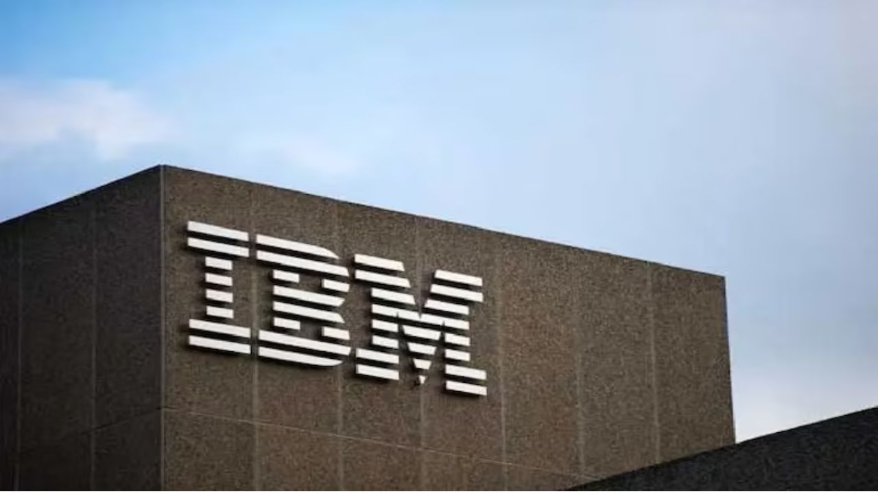 साल के आखिर तक हजारों कर्मचारियों को नौकरी से निकालेगी IBM