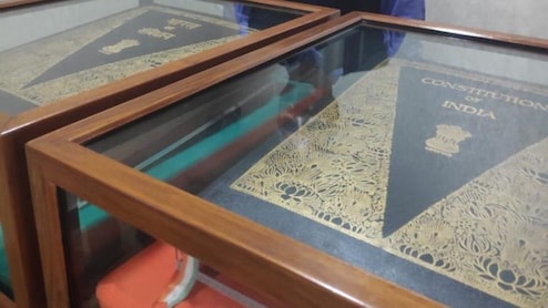 Constitution Day: क्यों नाइट्रोजन चैंबर में रखा गया है हाथ से लिखा संविधान? कुछ ऐसी है इसे लिखे जाने की कहानी