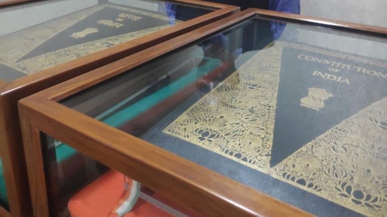 Constitution Day: क्यों नाइट्रोजन चैंबर में रखा गया है हाथ से लिखा संविधान? कुछ ऐसी है इसे लिखे जाने की कहानी