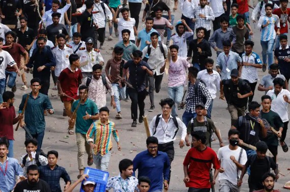 कौन हैं अबुल सरकार? जिनके लिए फिर बांग्लादेश की सड़कों पर उतरे छात्र