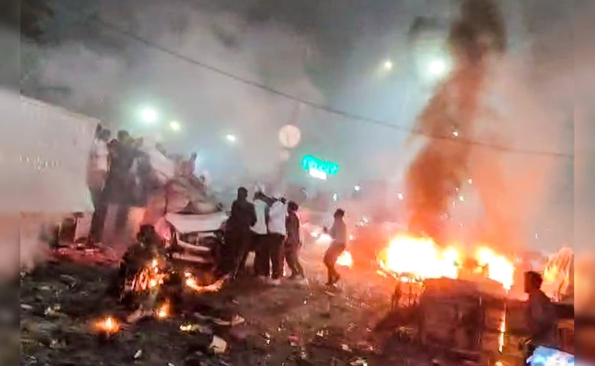 Delhi Car Blast Took Place At 6.52 pm, Car Was Moving Slowly Near Red Light