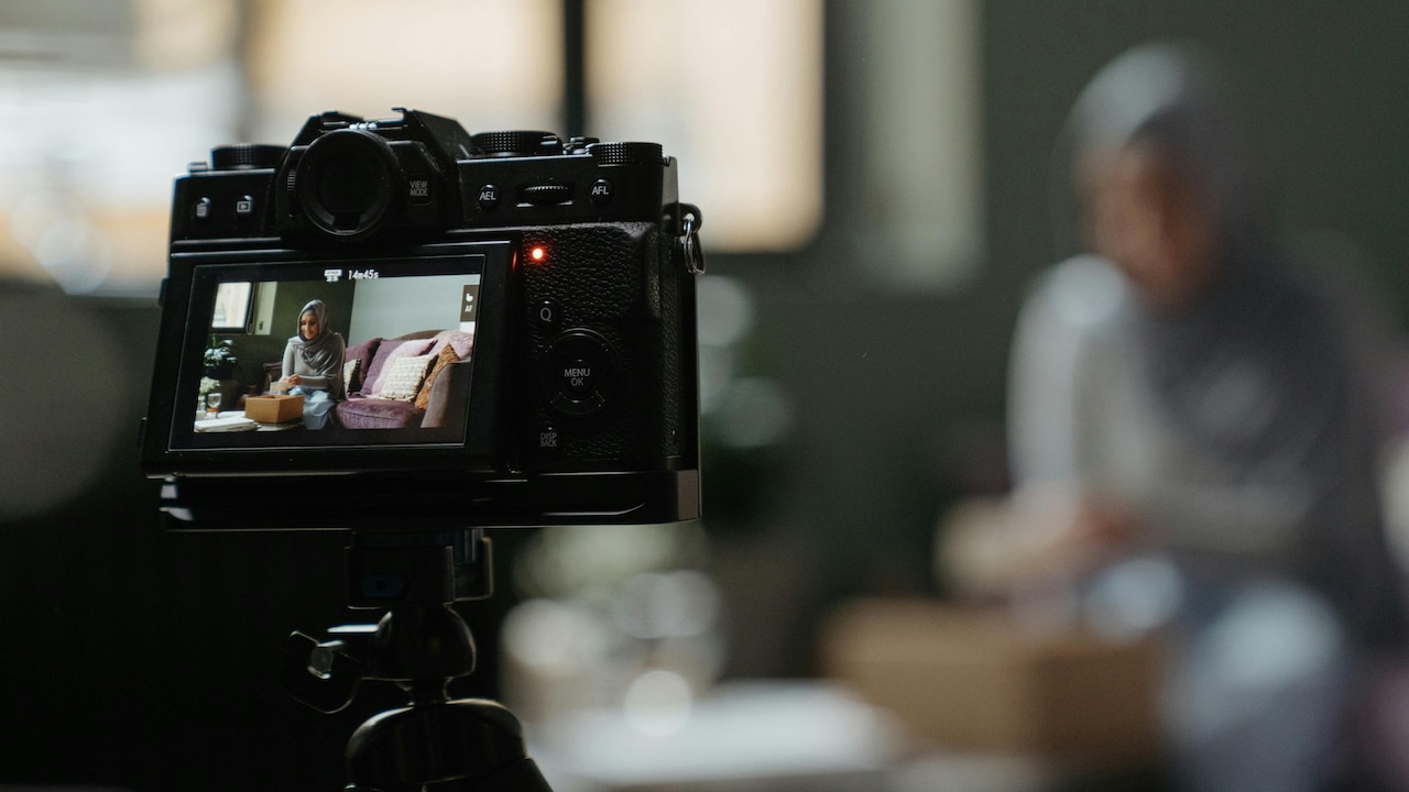 Top Mirrorless Cameras Under ₹1 Lakh with 4K Video And Fast Autofocus Top Mirrorless Cameras Under ₹1 Lakh with 4K Video And Fast Autofocus