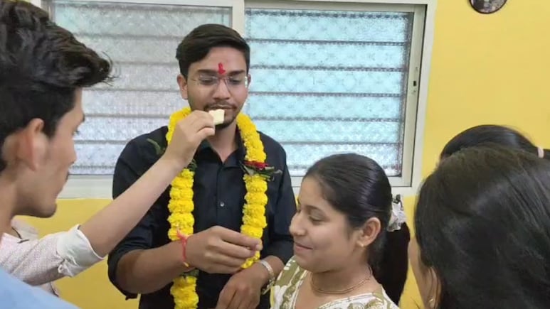 MP PSC Result 2025: सोने की दुकान पर काम करने वाले की चमकी किस्मत, अब MPPSC के टॉप-3 में आकर बना डिप्टी कलेक्टर