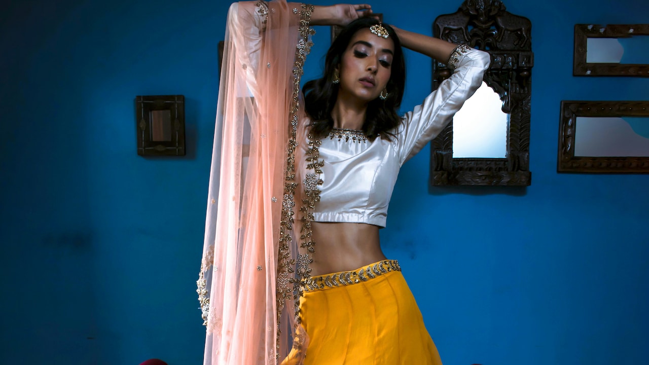 Top 5 Mehendi Outfits To Try This Wedding Season 