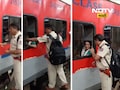 Viral Video: RPF जवानाने ट्रेनमध्ये महिलेचा फोन हिसकावला, पण कारण ऐकून सगळे म्हणाले, 'सही किया!'