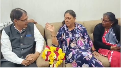 Rajasthan Politics: वसुंधरा राजे ने बंद कमरे में पूछा- 'बताओ आजकल क्या चल रहा है?', BJP कार्यकर्ता बोले- प्रशासन में कोई नहीं सुनता