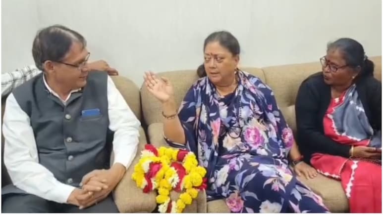 Rajasthan Politics: वसुंधरा राजे ने बंद कमरे में पूछा- 'बताओ आजकल क्या चल रहा है?', BJP कार्यकर्ता बोले- प्रशासन में कोई नहीं सुनता
