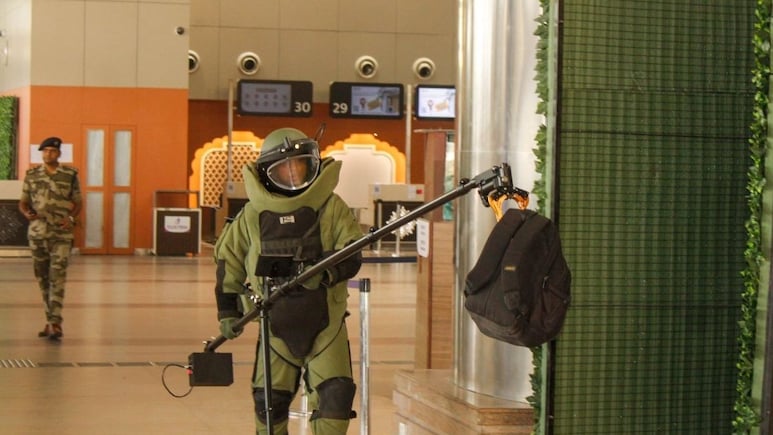 जयपुर हवाई अड्डे पर मॉक ड्रिल, CISF ने बम की धमकी के बाद दिखाया सुरक्षित निकासी का साहस