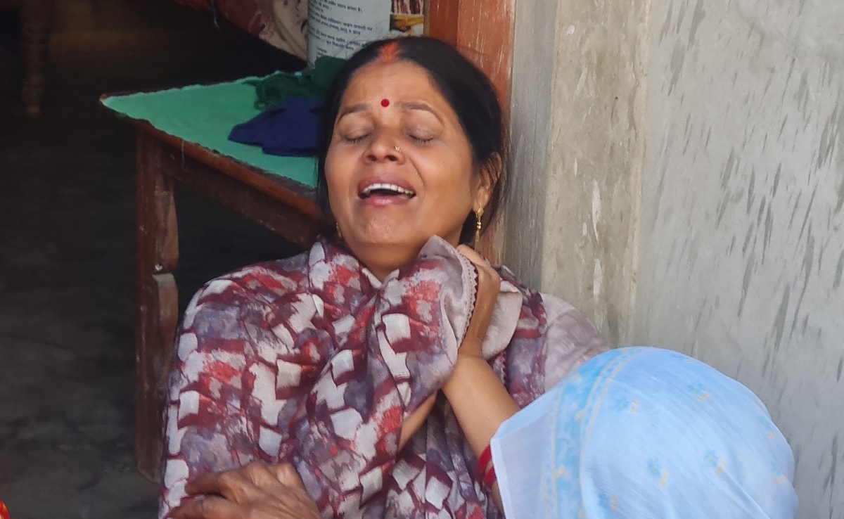 दिनेश की मौत की खबर आने के बाद रोती-बिलखतीं उनकी पत्नी रीना. वो अपने पीछे पत्नी के अलावा दो बेटियों और एक बेटा छोड़ गए हैं.