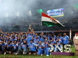 आधी रात को जब दुनिया सो रही थी, हिंदुस्तान की लड़कियां जश्न मना रही थीं