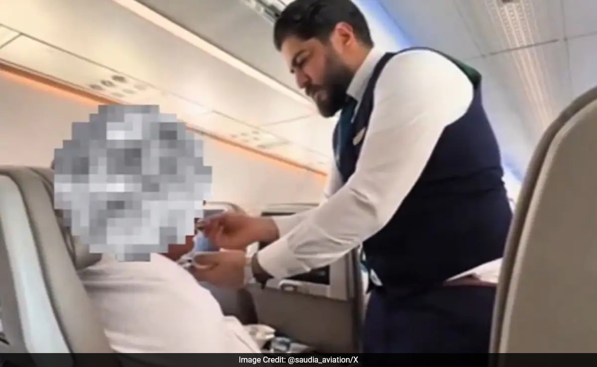 Saudi Airlines Attendant Feeding An Elderly Passenger Melts Hearts Online