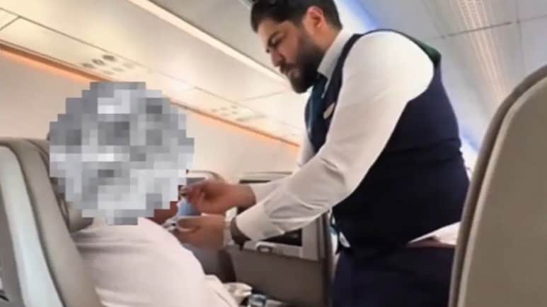 Video Of Saudi Airlines Attendant Feeding An Elderly Passenger Melts Hearts Online Video Of Saudi Airlines Attendant Feeding An Elderly Passenger Melts Hearts Online