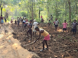 नक्सलियों से मिली मुक्ति! अब गांव तक एम्बुलेंस और राशन की गाड़ी के लिए सड़क बनाने में जुटे ग्रामीण