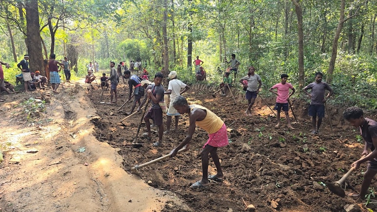 नक्सलियों से मिली मुक्ति! अब गांव तक एम्बुलेंस और राशन की गाड़ी के लिए सड़क बनाने में जुटे ग्रामीण