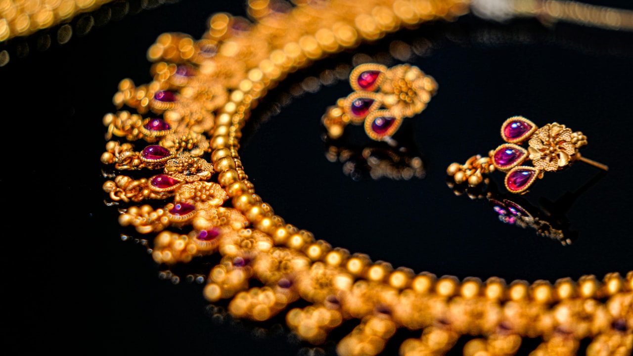 Which gold jewellery you will stock first after the gold price drops?