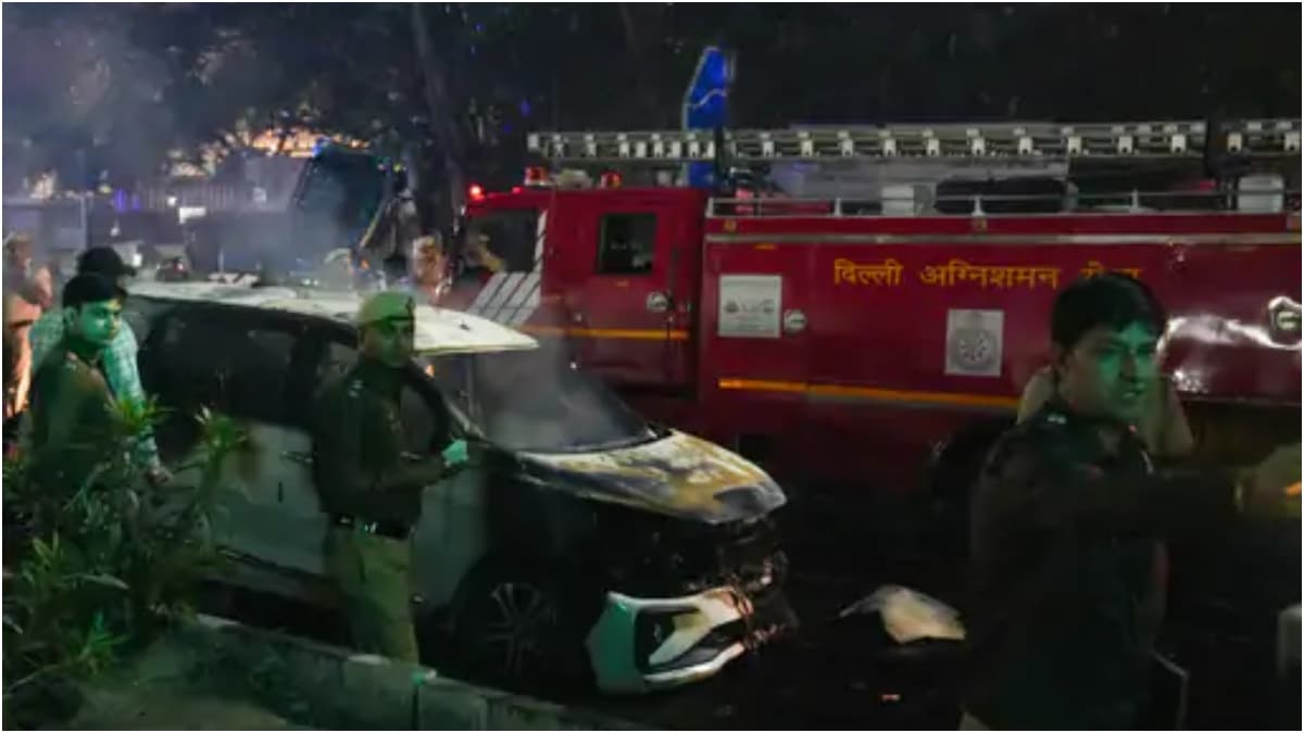 मौके पर मौजूद पुलिसकर्मी, फायर फाइटर की टीम.