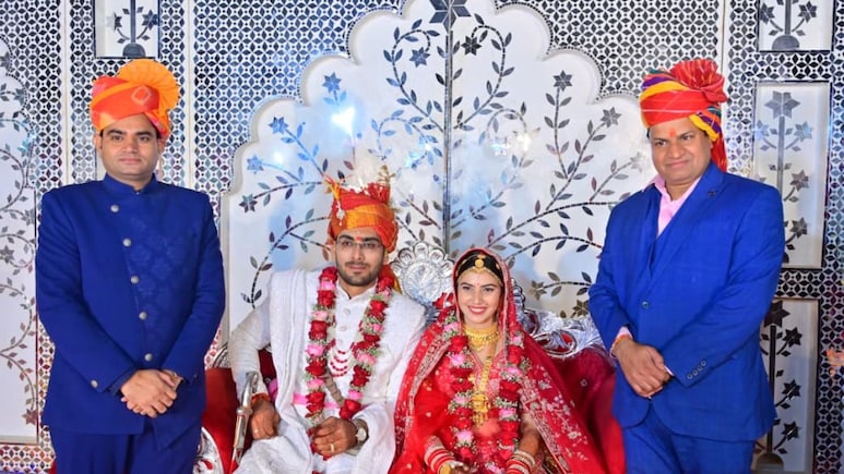Unique Wedding:  हत्तीवरून आला डॉक्टर नवरदेव; वधूपक्षाला 'अशी' मागणी केली की सर्वांनाच वाटले कौतुक