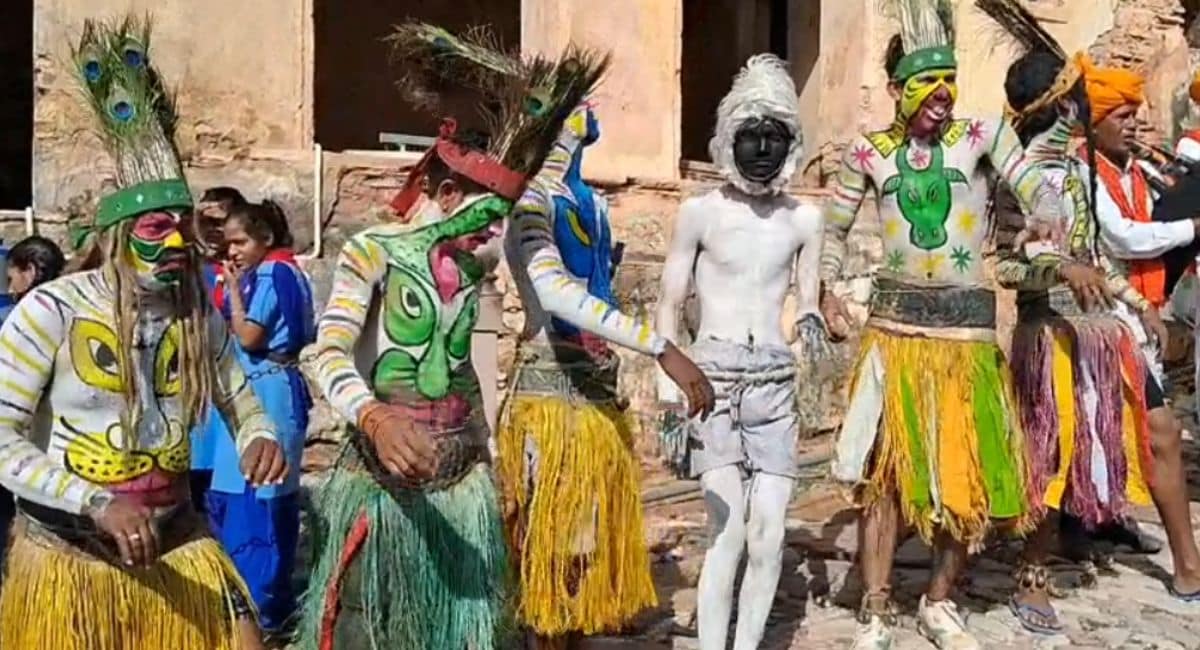 बूंदी महोत्सव में नृत्य करते कलाकार. बूंदी महोत्सव में नृत्य करते कलाकार.