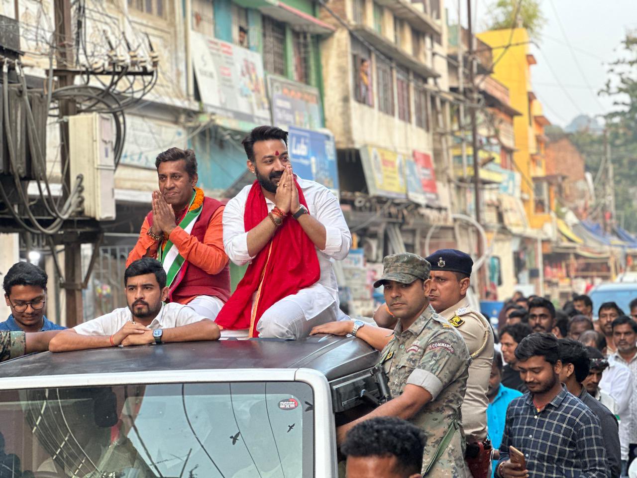 जदयू प्रत्याशी के पक्ष में खगड़िया सांसद का रोड शो. जदयू प्रत्याशी के पक्ष में खगड़िया सांसद का रोड शो.