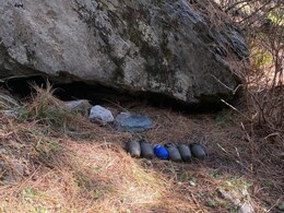 कुपवाड़ा: सुरक्षा बलों ने जंगल में छिपे एक ठिकाने से ग्रेनेड बरामद किए