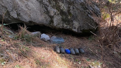 कुपवाड़ा: सुरक्षा बलों ने जंगल में छिपे एक ठिकाने से ग्रेनेड बरामद किए