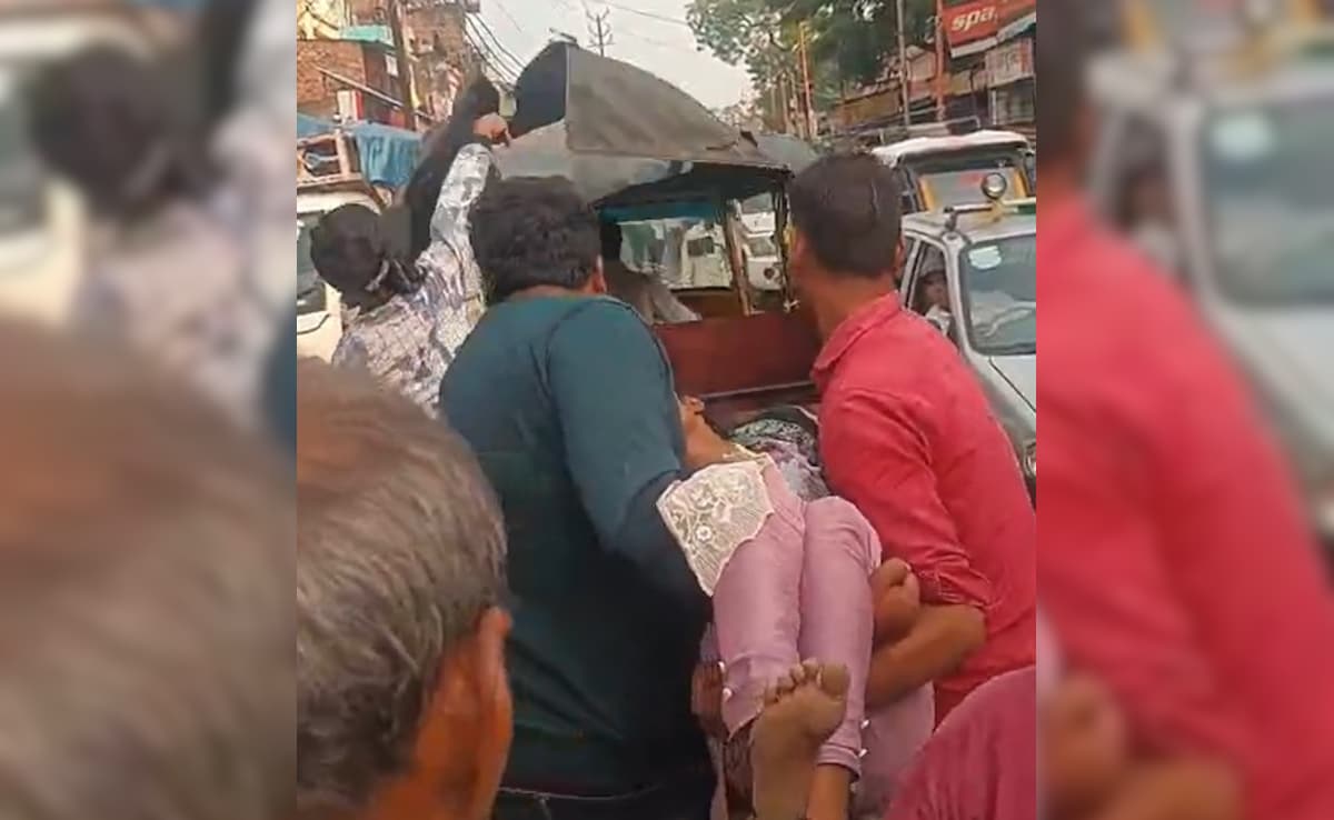 यूपी के देवरिया में भीड़ में फंसी एम्बुलेंस तो पिता बीमार बेटी को गोद मे उठाकर पैदल चल पड़ा