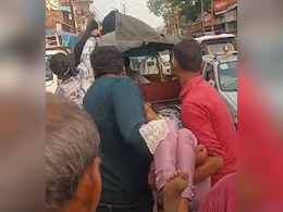 यूपी के देवरिया में भीड़ में फंसी एम्बुलेंस तो पिता बीमार बेटी को गोद मे उठाकर पैदल चल पड़ा