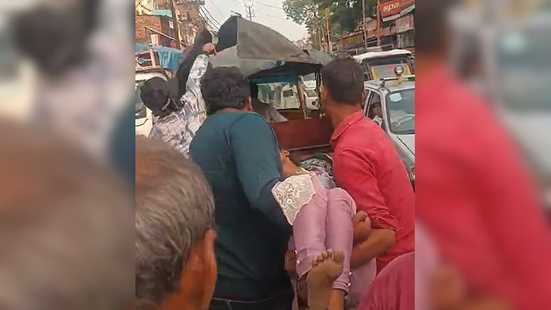 यूपी के देवरिया में भीड़ में फंसी एम्बुलेंस तो पिता बीमार बेटी को गोद मे उठाकर पैदल चल पड़ा