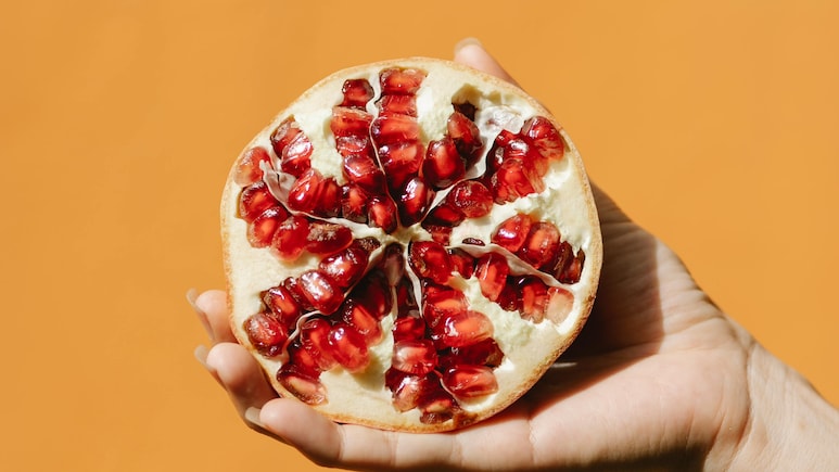 रोज 1 अनार खाने से क्या होता है? अनार से कौन-कौन से रोग ठीक हो सकते हैं? क्या अनार की तासीर गर्म है या ठंडी?