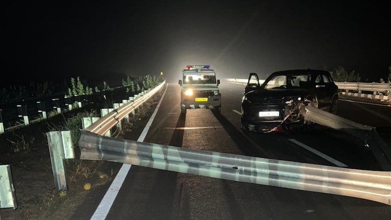 हाईवे पर टकराई कार, इंजन को चीरती हुई ड्राइवर के पेट में घुसी लोहे की रेलिंग, बाकी 5 दोस्तों के खरोंच तक नहीं 