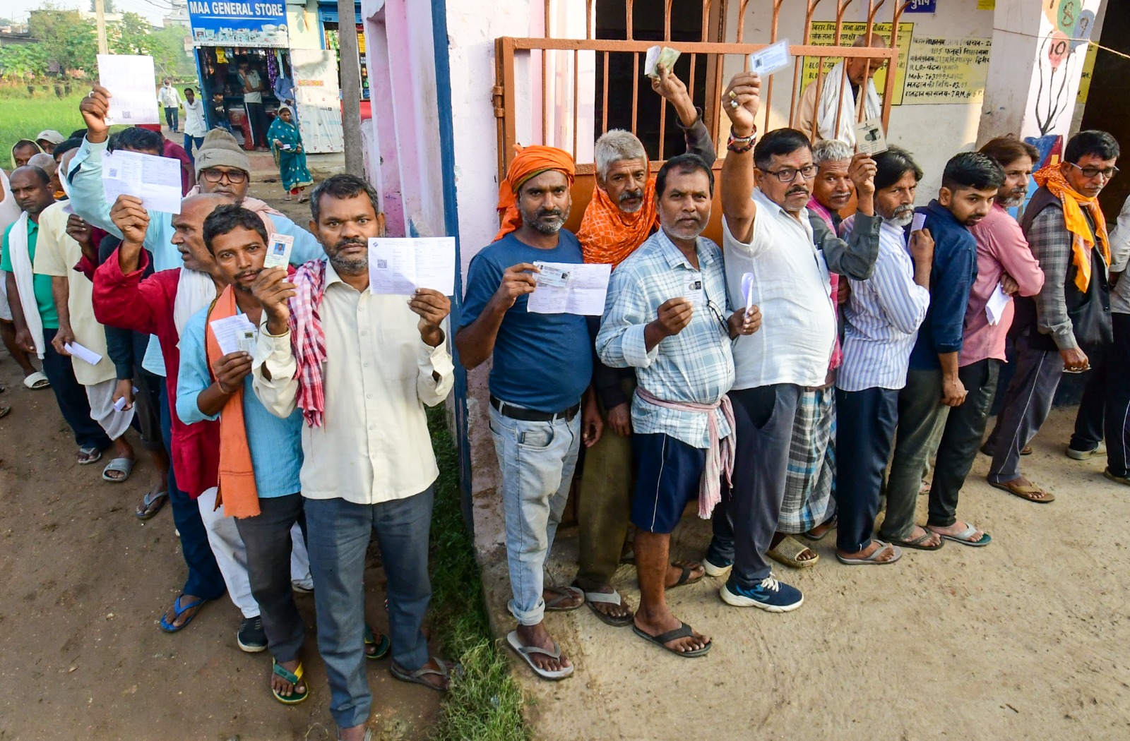 Bihar Voting Percentage Live: शाम 6 बजे तक 64.7 फीसदी हुआ मतदान, पिछली बार से 8.3 % ज्यादा पड़े वोट
