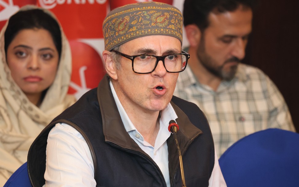 वैष्णो देवी इंस्टीट्यूट का मुद्दा सांप्रदायिक रंग लेने लगा, कश्मीर बनाम जम्मू की राजनीति गरमाई