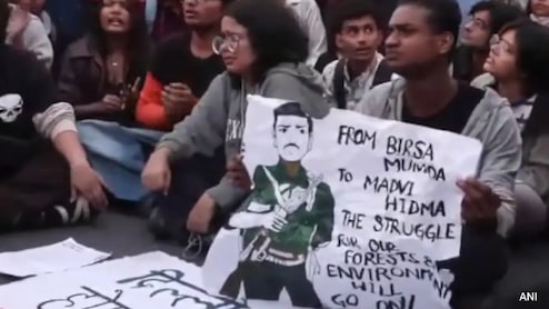 हिडमा का पोस्टर.. पुलिसवालों पर चिली स्प्रे, 22 गिरफ्तार, दिल्ली में प्रदूषण पर प्रदर्शन के पीछे की पूरी कहानी