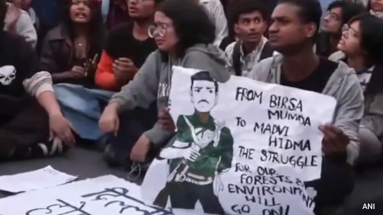 हिडमा का पोस्टर.. पुलिसवालों पर चिली स्प्रे, 22 गिरफ्तार, दिल्ली में प्रदूषण पर प्रदर्शन के पीछे की पूरी कहानी