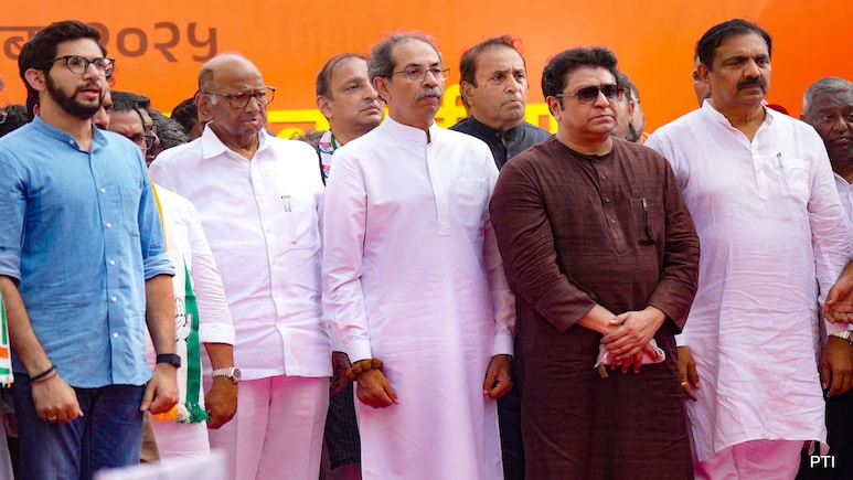 वोट चोरी के मुद्दे पर मुंबई में विपक्षी दलों ने किया प्रदर्शन, अनुमति नहीं लेने पर एफआईआर दर्ज वोट चोरी के मुद्दे पर मुंबई में विपक्षी दलों ने किया प्रदर्शन, अनुमति नहीं लेने पर एफआईआर दर्ज