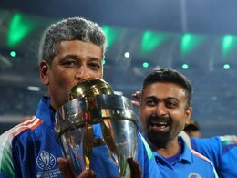 Amol Muzumdar: गुरु के पैर छू रो पड़ीं हरमनप्रीत... कहानी टीम को वर्ल्ड चैंपियन बनाने वाले कोच की