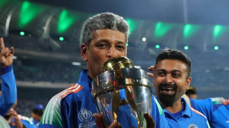 Amol Muzumdar: गुरु के पैर छू रो पड़ीं हरमनप्रीत... कहानी टीम को वर्ल्ड चैंपियन बनाने वाले कोच की