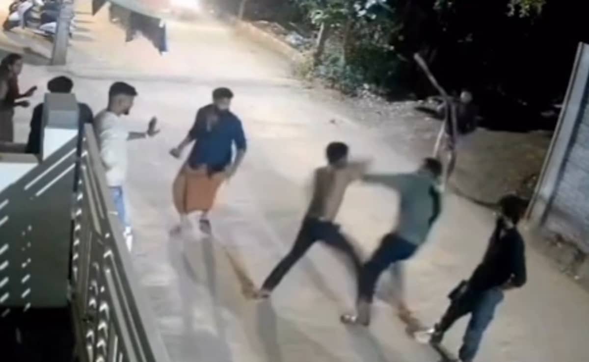 Video: Street Fight Between College Students In Bengaluru