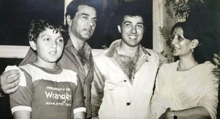 Dharmendra and Prakash Kaur with their sons Bobby Deol and Sunny Deol. Photo: Instagram/ Film History Pics