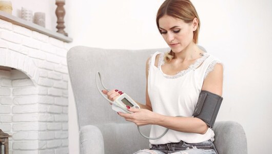 Blood Pressure Monitor: आपको भी है BP की समस्&zwj;या, बार-बार जाना पड़ता है क्&zwj;लीनिक, तो ये मॉनिटर आज ही ले आएं घर