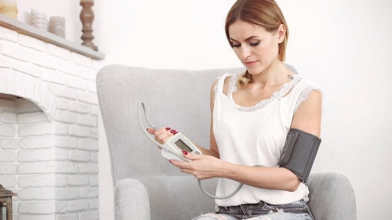 Blood Pressure Monitor: आपको भी है BP की समस्‍या, बार-बार जाना पड़ता है क्‍लीनिक, तो ये मॉनिटर आज ही ले आएं घर