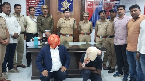 CM फडणवीस के प्रोग्राम में PMO अधिकारी बन रौब झाड़ रहा था शख्‍स, जब खुला राज तो पहुंचा हवालात