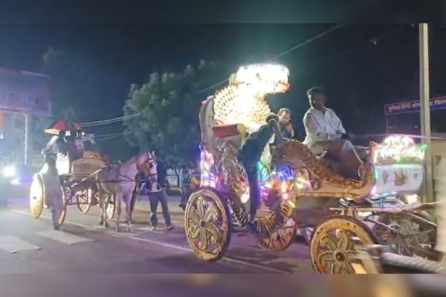  घोड़े बग्घियां खींच रहे थे