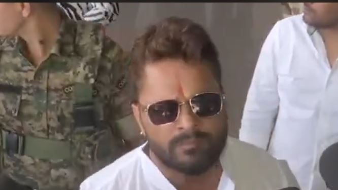 रविकिशन अमीर का बेटा, मैं गरीब... जानिए निरहुआ को खेसारी लाल क्यों कहने लगे जय श्री राम