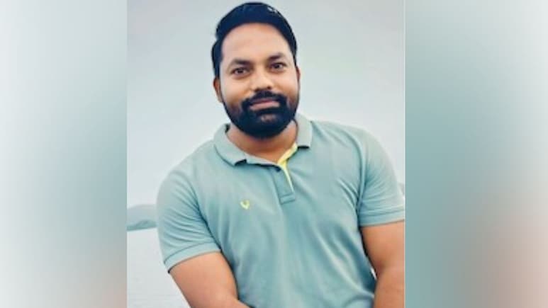 मनसोक्त क्रिकेट खेळला, पाणी प्यायला अन् जमिनीवर कोसळला; LIC अधिकाऱ्याचा जागेवरच मृत्यू