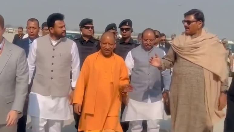 नोएडा पहुंचे CM योगी आदित्यनाथ, जेवर एयरपोर्ट का ले रहे जायजा