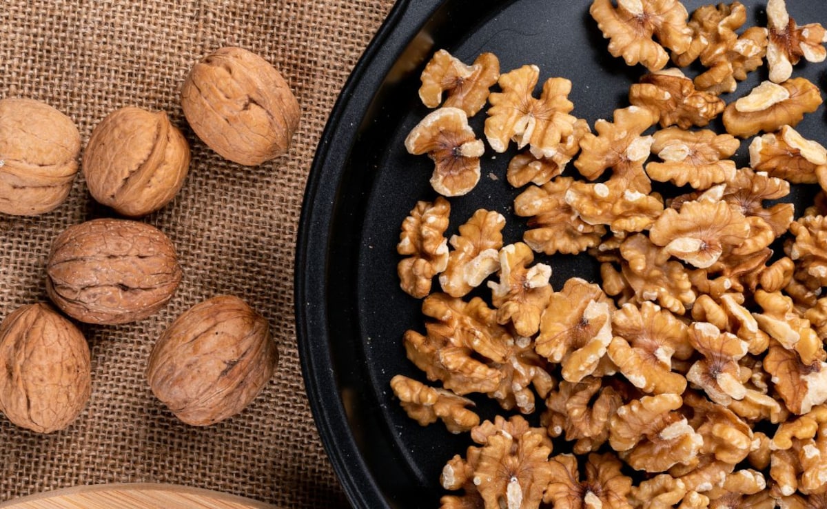 Almonds To Walnuts: The Ideal Time To Eat Each Nut For Maximum Benefits, According To A Nutritionist
